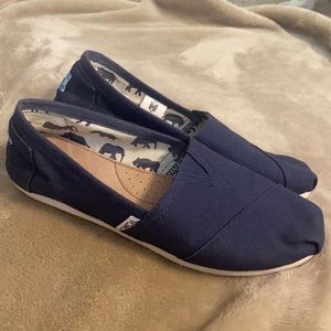 TOMS size 9 navy flats